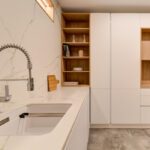 fregadero integrado en cocina blanca