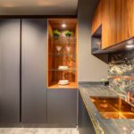 cocina con complementos color cobre